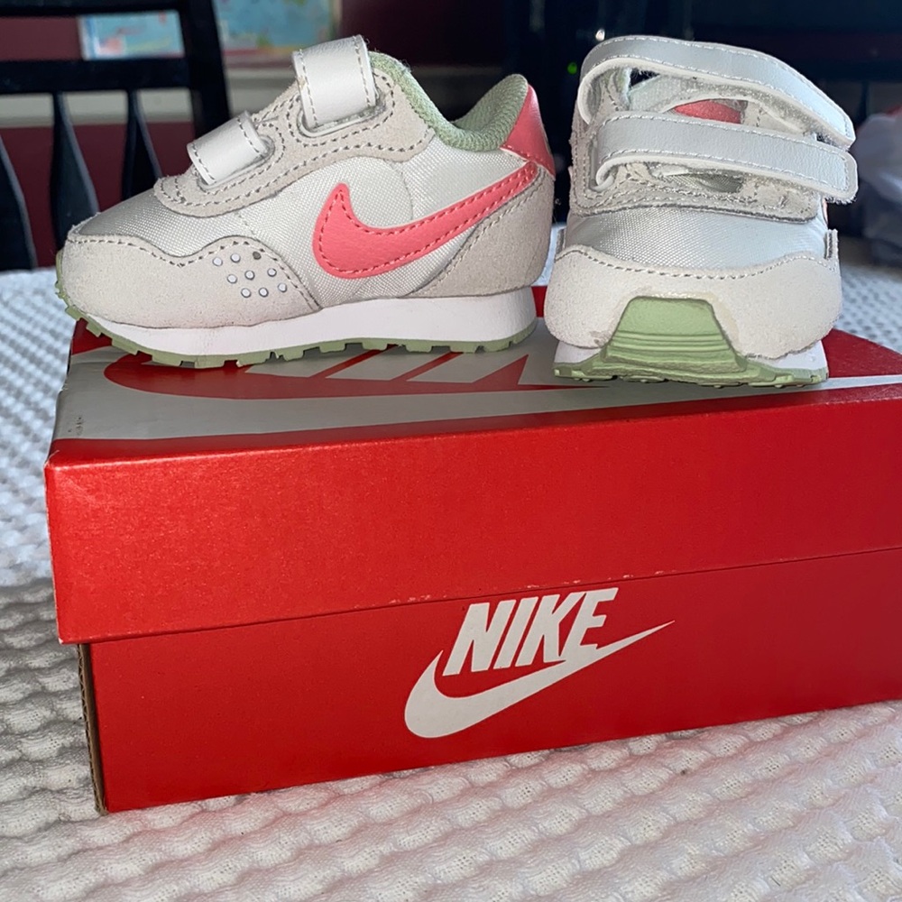 Infant Nike Valiant sneakers